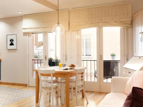 een keuken en een woonkamer met een tafel en stoelen bij LETS HOLIDAYS Attractive apartment in costa brava in Tossa de Mar