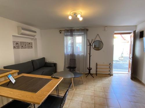 Χώρος καθιστικού στο Romantic maisonette in the heart of Pythagoreio RH door