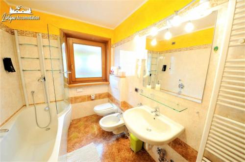 Ένα μπάνιο στο Alpen Royal by Livigno Accomodation