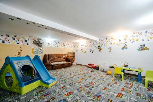 a childs room with a couch and a play room with a play room at Pension Valeria in Voronet