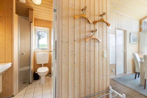 a bathroom with a toilet and a sink at Hof Ruhleben Haus Muschelsucher in Pelzerhaken