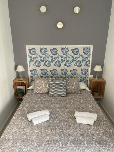 ein Schlafzimmer mit einem großen Bett mit zwei Nachttischen in der Unterkunft Apartamento Álvarez Quintero - Catedral in Sevilla