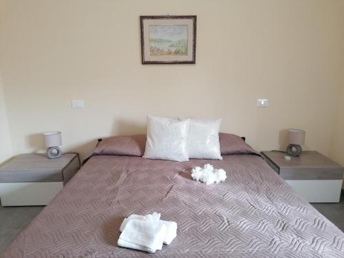 Ένα ή περισσότερα κρεβάτια σε δωμάτιο στο Villa La Magnolia - Private Beach Access, Garden, Views