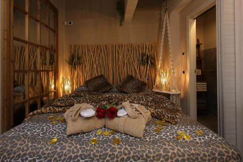 a bed with two towels and a bow tie on it at B&B Bellavista Exclusive in zona centrale con piscina riscaldata e Jacuzzi vista lago LA COLAZIONE viene servita in una pasticceria rinomata ed esclusiva esterna alla struttura in Desenzano del Garda