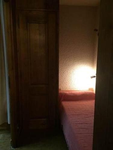 - une porte ouverte sur une chambre avec un lit et une lumière dans l'établissement Les Hauts de Plommaz, à Combloux
