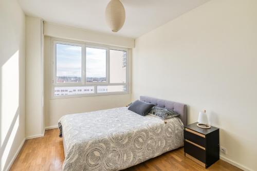 1 dormitorio con cama y ventana en Superbe Apart 2 rooms lumineaux parking Casa Lyon, en Lyon