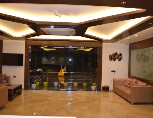 Χώρος καθιστικού στο THE TAJ PEARL HOTEL