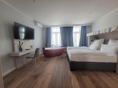 een hotelkamer met een bed en een bad bij Stayhome Tossens in Butjadingen