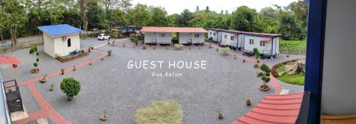 a model of a guest house in a courtyard at Guest House Gua Kelam in Kaki Bukit
