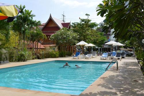 2 persone in una piscina in un resort di PS 2 Resort Phuket Patong - SHA Plus a Patong Beach