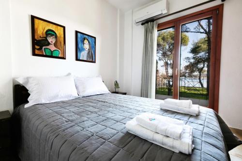 Кровать или кровати в номере Filyra Beachfront Villa