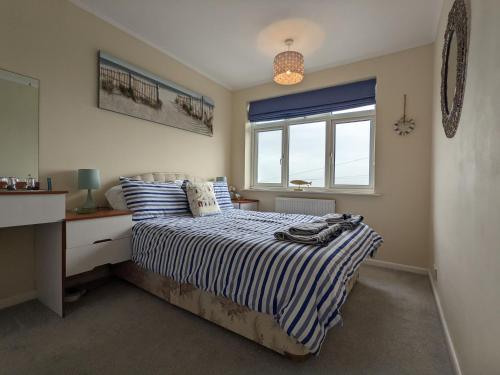 Una cama o camas en una habitación de Sea Breeze, Selsey