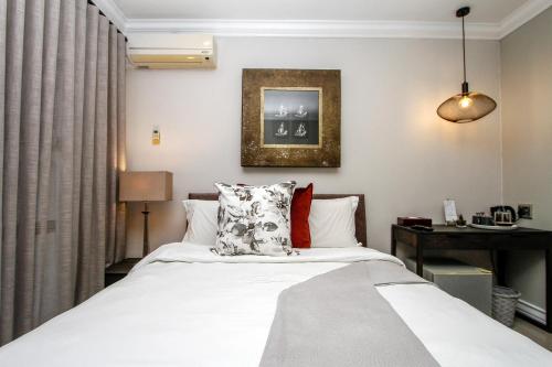 Säng eller sängar i ett rum på Sanchia Luxury Guest House