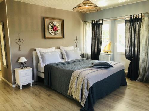 Postel nebo postele na pokoji v ubytování AUX 2 LACS chambres d'hôtes