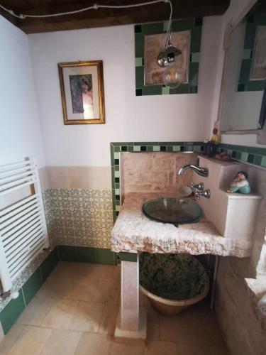 a bathroom with a sink and a shower at Masseria La Gatta Matta in Noci