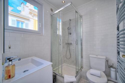 une salle de bain avec une douche, des toilettes et un lavabo dans l'établissement IMMOGROOM - Splendid Terrace - Studio - Central, à Cannes