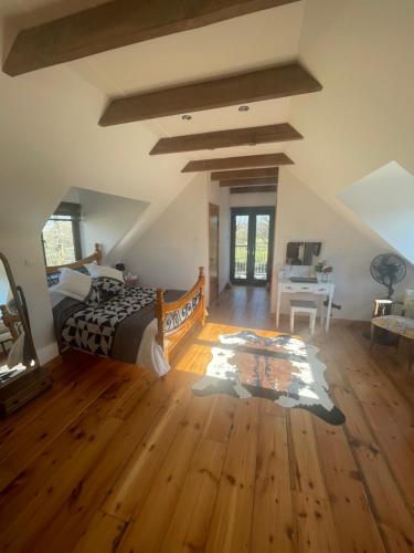 une chambre avec un lit et un bureau dans l'établissement The Sans Souci Estate - The Chalet, à Châtelus-Malvaleix