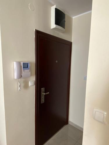 Una puerta en una habitación con TV en la pared en Apartman Perovic, en Kotor