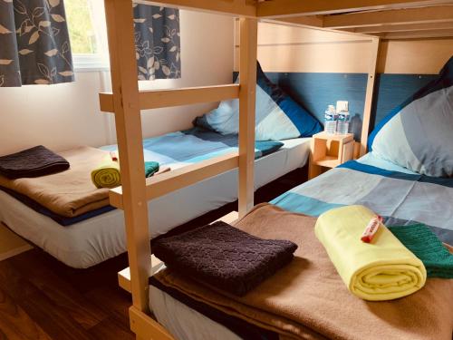 Cette chambre dispose de lits superposés avec 2 lits superposés et des serviettes. dans l'établissement Smart Home Venezia mit Terrasse, Europapark, Rulantica 15min, à Boofzheim