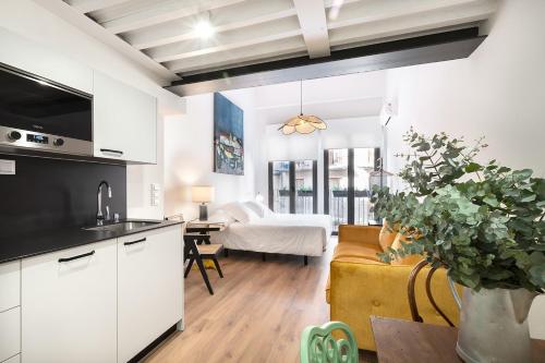 een keuken en een woonkamer met een bank en een tafel bij Okako Apartments Tudela in Tudela