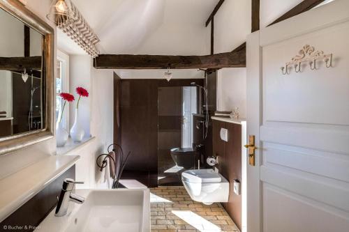 Bilik mandi di HofGut Bockelkathen Apartment 1