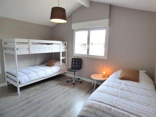 Ένα ή περισσότερα κρεβάτια σε δωμάτιο στο VILLA LES OLIVIERS, piscine chauffée XXL, jardin de 2500m2, ping pong, proche plage et lac