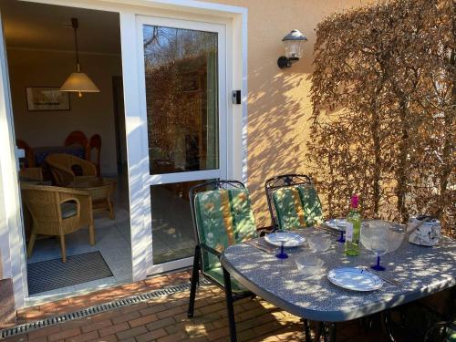 een tafel met borden en glazen op een patio bij FERIENWOHNUNG Kiefer WE 3 in Göhren-Lebbin