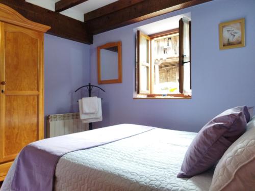 1 dormitorio con cama blanca y ventana en Apartamentos Caloca, en Caloca