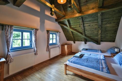Postel nebo postele na pokoji v ubytování Roubenka U Zvoničky