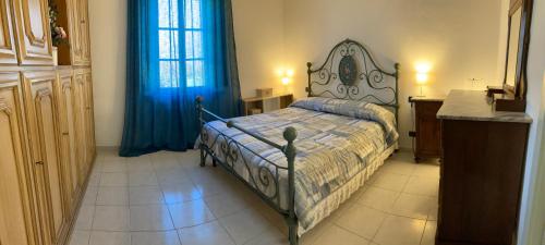 una camera con letto in una stanza con tende blu di Casa Luna - Airport a Pisa