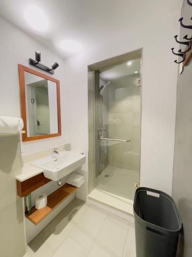un baño con lavabo y ducha en Studio 213 - Ebene Square, en Ebene