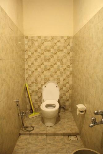 ein kleines Bad mit WC in einer Kabine in der Unterkunft Baltit Heritage Inn in Hunza