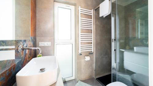 a bathroom with a sink and a toilet and a shower at Domki Sikorskiego II, Sun & Snow in Karpacz