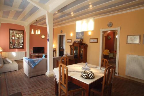 uma sala de estar com uma mesa e um sofá em Beautiful Traditional House in Lefkada em Lefkada