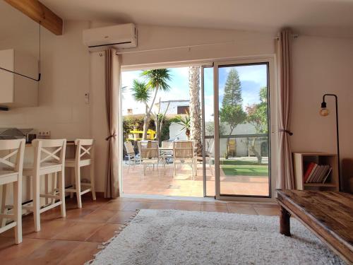 sala de estar con puerta que da a un patio en La Zenia relax-inn home, en Orihuela
