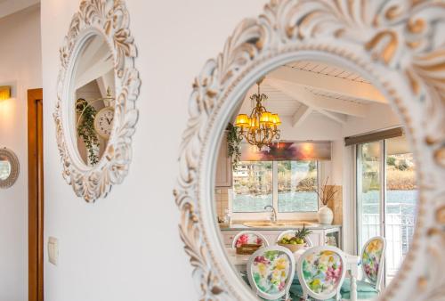 a mirror in a kitchen with a sink at Dream House Efi in Ravdhoúkha