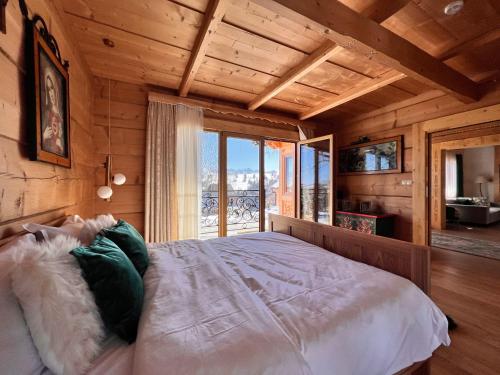 a bedroom with a bed in a room with a window at Rancho Zalinski in Bustryk