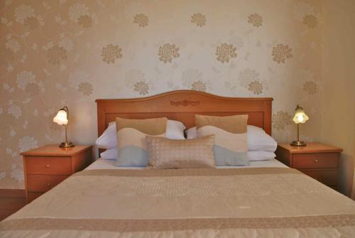 เตียงในห้องที่ Villa Nefeli - charming townhouse in the heart of Aphrodite Hills Resort