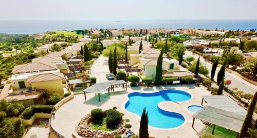 uma vista aérea de um resort com uma piscina em Villa Nefeli - charming townhouse in the heart of Aphrodite Hills Resort em Kouklia