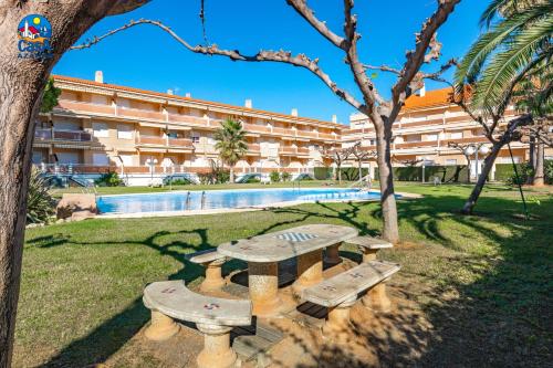 una mesa de picnic en un parque frente a un edificio en Apartamentos El Castell Casa Azahar, en Alcossebre