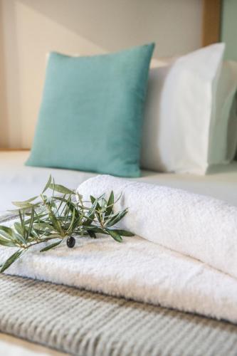 a pile of towels sitting on top of a bed at Dream House Efi in Ravdhoúkha