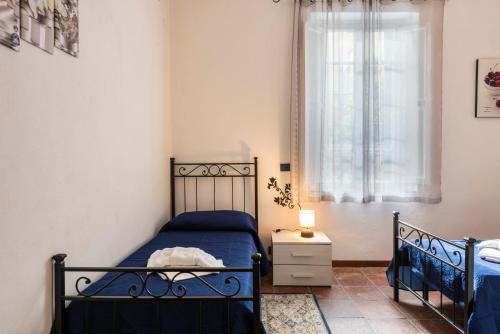 a bedroom with a bed and a window at Conce Apartment in Pisa