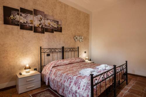 ein Schlafzimmer mit einem Bett und zwei Lampen auf einem Tisch in der Unterkunft Conce Apartment in Pisa