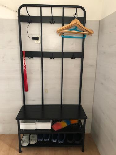 Czarna półka w szafie z kijem baseballowym w obiekcie Apartment Happy 11 w Pradze