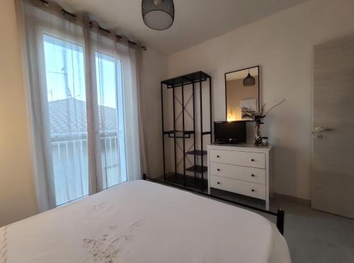um quarto com uma cama branca e um espelho em DolceVita Home em Civitanova Marche
