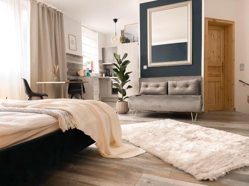 - une chambre avec un lit et un salon dans l'établissement New Deluxe Studio Apartment in quiet back house, à Dresde