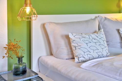 Postel nebo postele na pokoji v ubytování fewo1846 Strandresidenz Wassersleben - Strandmuschel - sonniges Studioapartment im Dachgeschoss