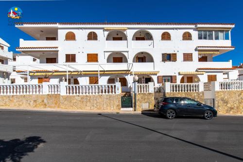 a car parked in front of a building at Apartamentos Hibiscus Casa Azahar in Alcossebre