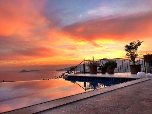 カルカンにあるVilla Valoの夕日を背景にしたプール