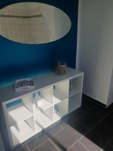 estante blanco en una habitación con espejo en Ferienwohnung Leonie, en Goslar